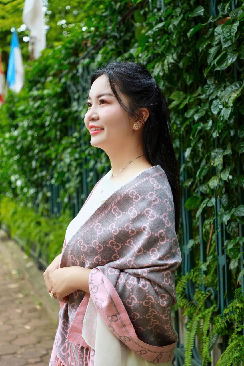 Lê Thị Nhung khoác chiếc khăn — biểu tượng của nghề dệt may