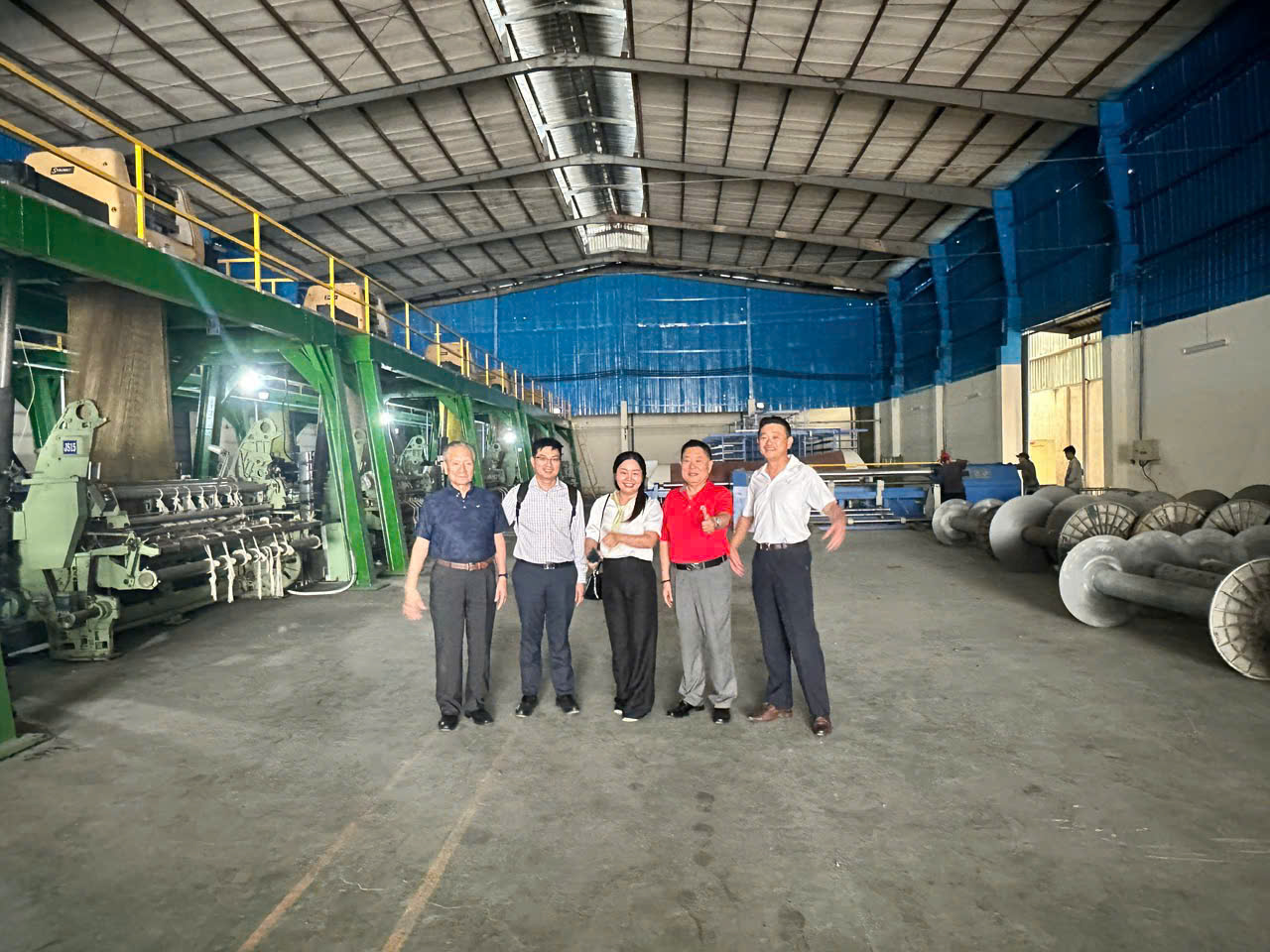 Khách hàng quốc tế đến thăm nhà máy dệt khăn Nam Phong